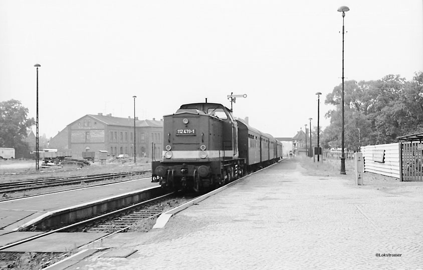DR 112 479 trifft mit einem Personenzug aus Oebisfelde in Haldensleben ein.