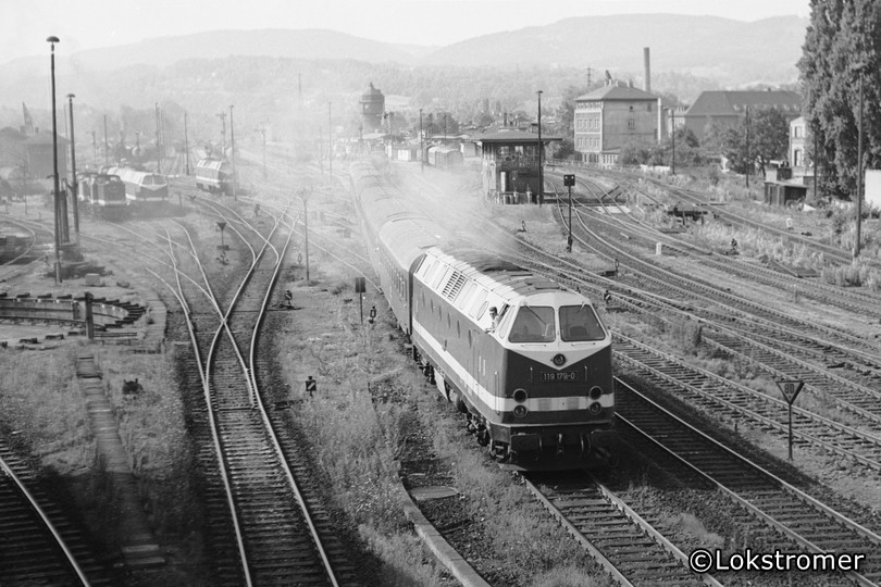 DR 119 179 beschleunigt den Eilzug nach Leipzig über Gera am 03.08.1985 aus dem Saalfeld/Saale heraus.
