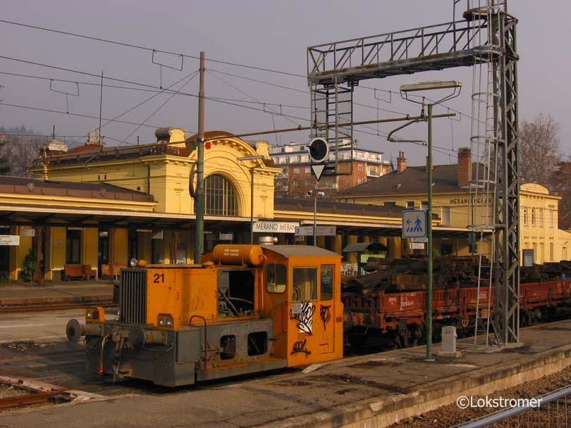 Am 25.03.2005 war die Kö 21 der CLF, die ehemalige DB 323 018, im Bauzugdienst im Bahnhof Meran eingesetzt.