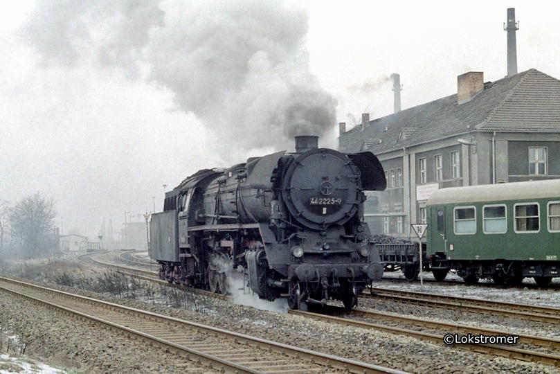 44 2225 bei einer Rangierfahrt in Cottbus am 1. März 1987