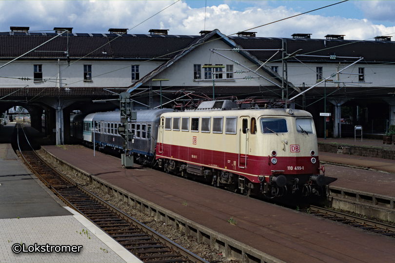 110 499 der DB mit Regionalexpress nach Mannheim in Darmstadt Hbf am 28. Juni 1998