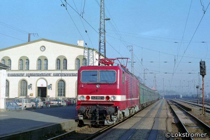 DR 243 092 mit einem Personenzug nach Dessau am 19.01.1991 in Lutherstadt Wittenberg