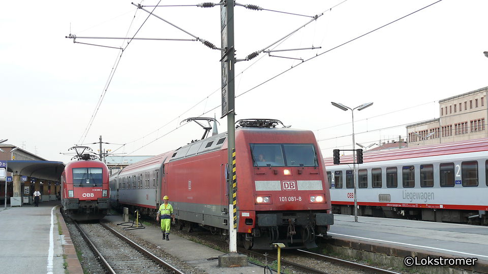DB 101 081 neben ÖBB 1116 086 mit Nachtzügen in Wien Westbf. am 30. Juli 2008