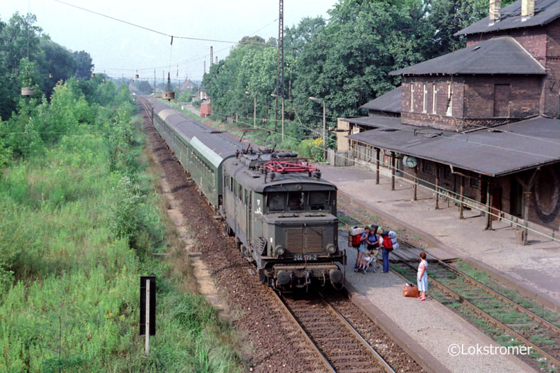 DR 244 139 mit Personenzug von Dessau Hbf nach Leipzig Hbf am 15.08.1986
