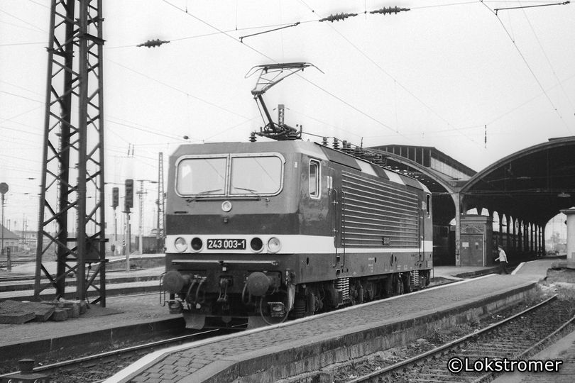 DR 243 003 des Bw Halle P beim Rangieren in Halle/S. Hbf am 13.07.1985