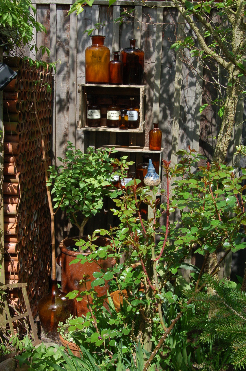 Medizin- Flaschen, auf fast jeden Flohmarkt zu erstehen. Diese Flaschen sind kombiniert mit ausgedienten Apfelkisten ein wirklich außergewöhnliches Garten – Accessoire. 