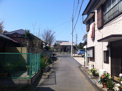 奥まったところにあるのが海隣寺です。参道の両脇には民家が並んでいます。