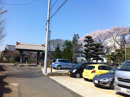 右手に見えるのが市役所の建物です。