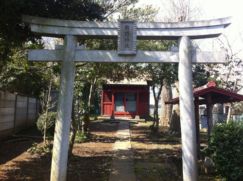 境内の中にあった熊野神社。小さなお堂です。