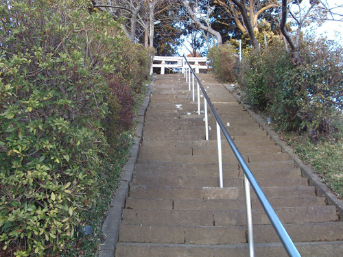 道路側から八幡神社へは、この急な階段を登る必要あり。けっこう、地味にきつい。