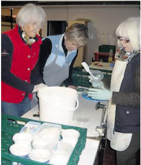 Ulla Weinhardt, Traute Haselberg und Dr. Helga  Freyberger vom Inner Wheel Club beim Abfüllen  von Quark-Portionen. Fotos: red