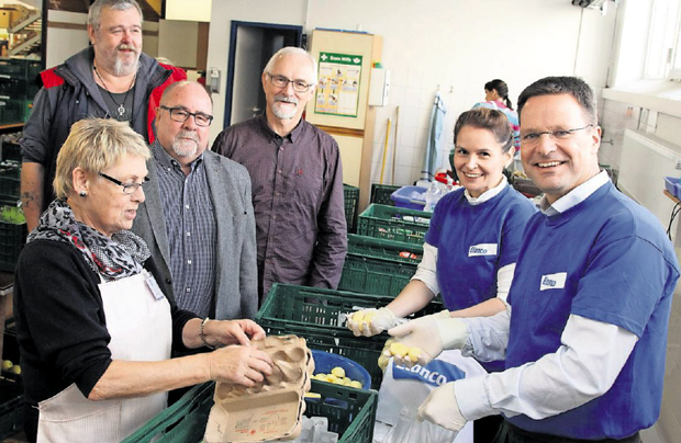 Soziales Engagement in der Tafel: Von links die Mitarbeiter Karin Heinemann und Matthias Hinze, die Vorsitzenden Klaus Schnell und Hermann Meyer und rechts Dr. Barbara Grabkowsky und Frans Reek aus der Elanco-Spitze in Cuxhaven.  Foto: Reese-Winne