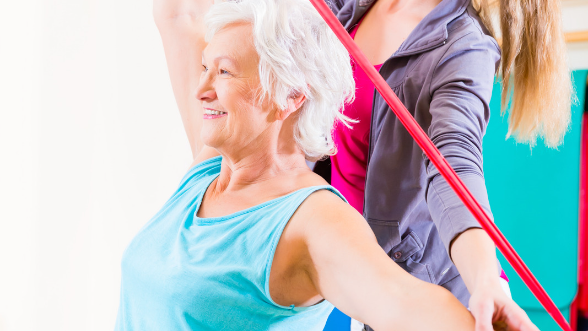 Frau, Theraband, Physio, Zuhause, mobile Physiotherapie