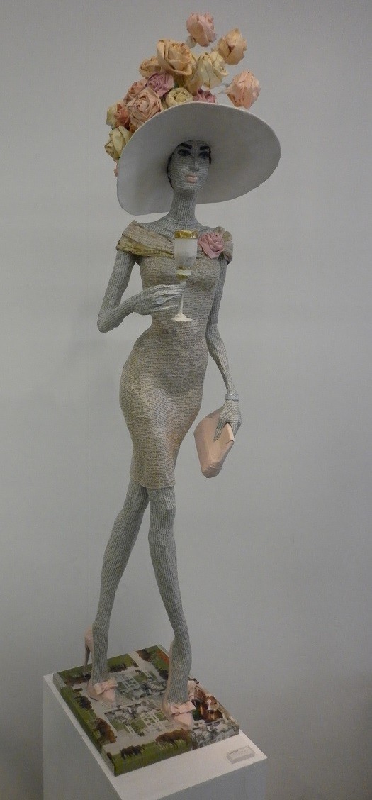 Elena Lichtsteiner, Skulpturen: Lady Rose in Ascot (2012, ca. 120 cm)