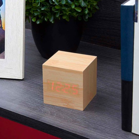 Reloj Time Cube: reloj de madera con LED. Funciones: hora, alarma (se pueden programar 3 alarmas), calendario y temperatura. Baterías (3 pilas AAA) no incluidas. Incluye caja individual.