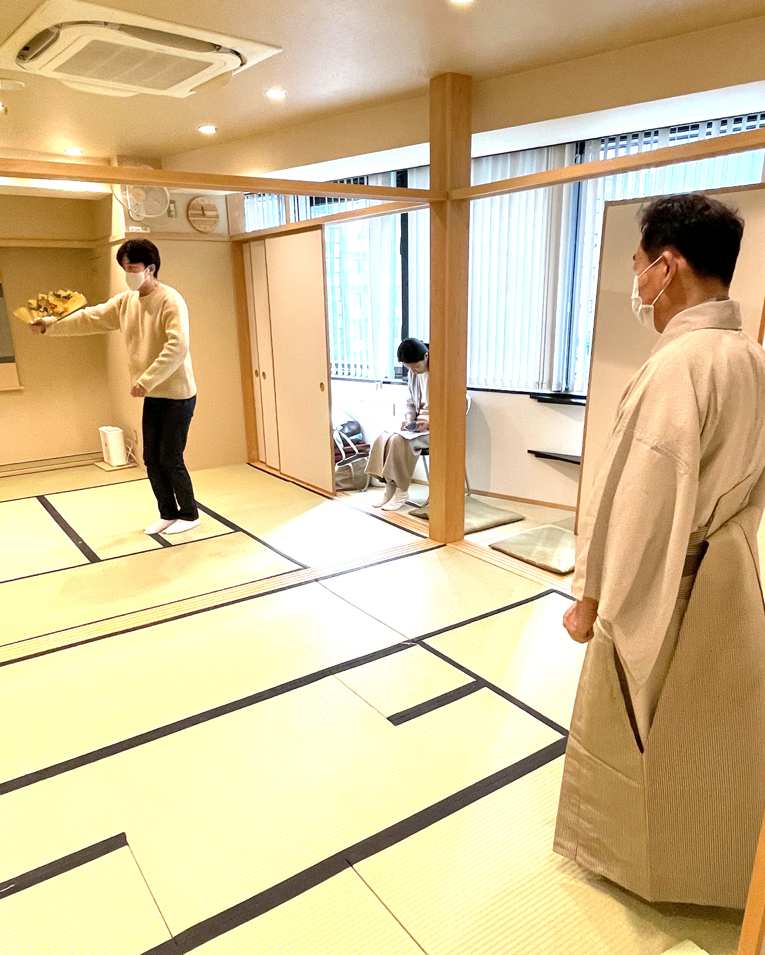 能舞台でお謡を稽古中