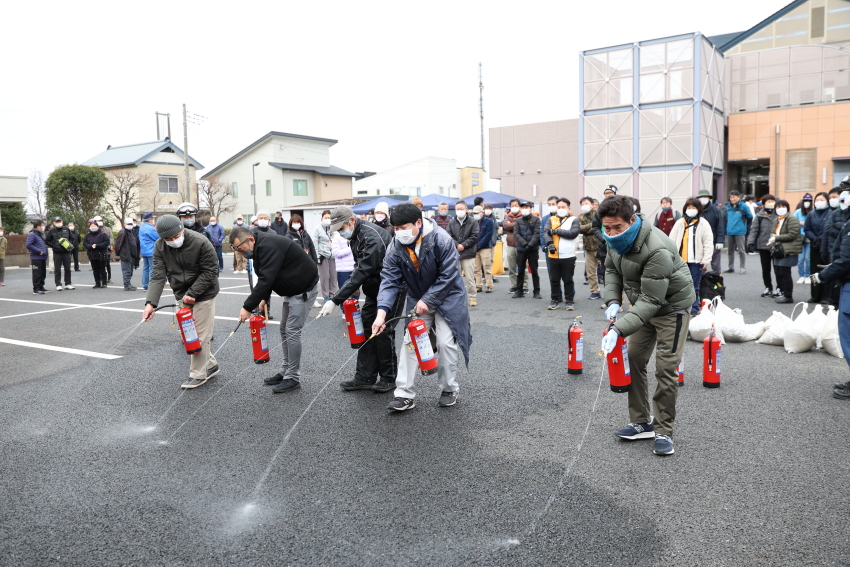 消火訓練では消火器の効果的な使い方を学ぶ