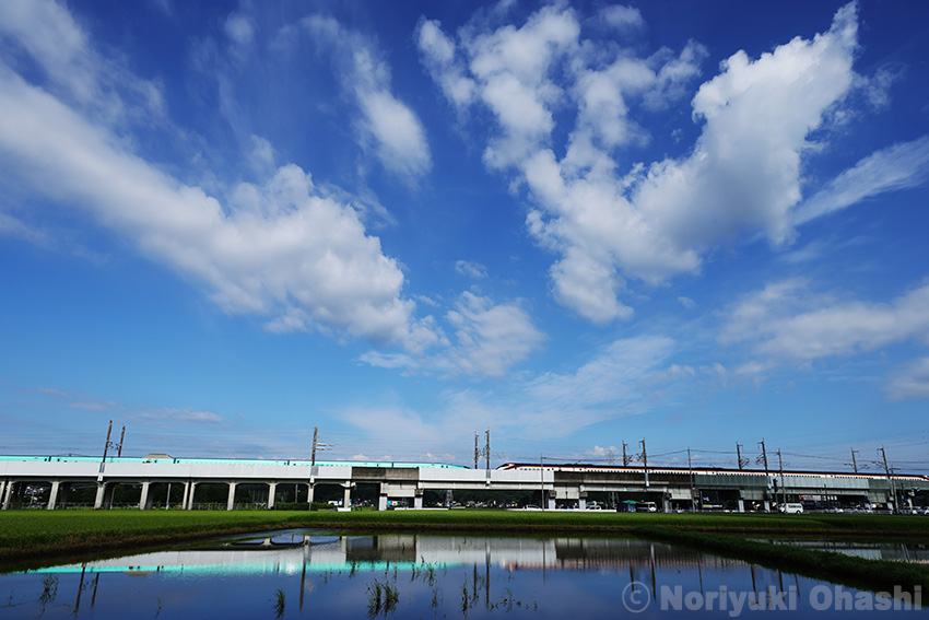 水鏡と東北新幹線と青空