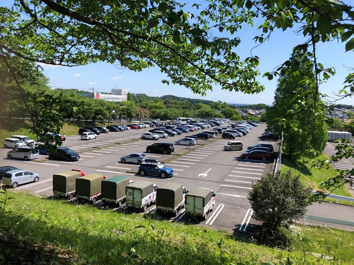 帝京大学の学生用駐車場から会場までシャトルバスが運行されました