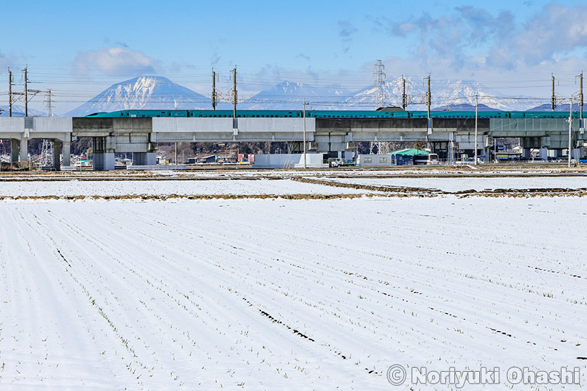 雪原と日光連山と新幹線