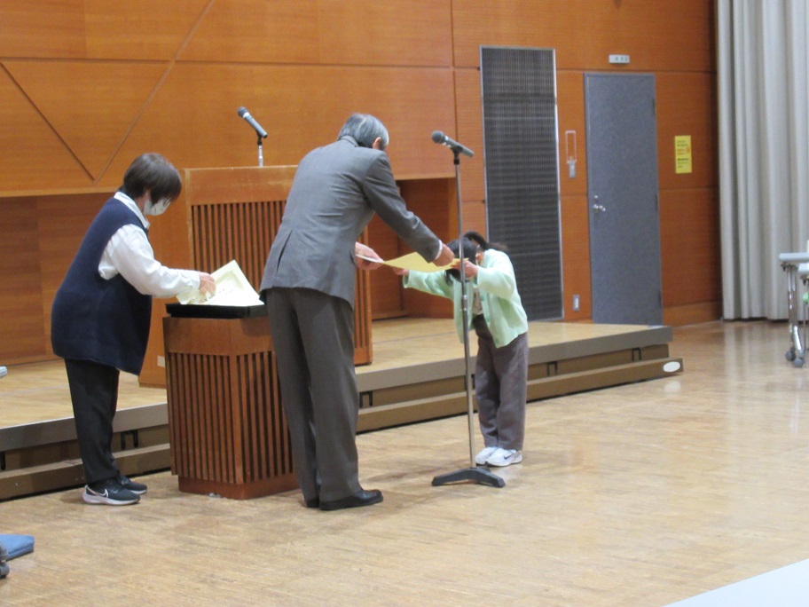 首藤会長から賞状の授与