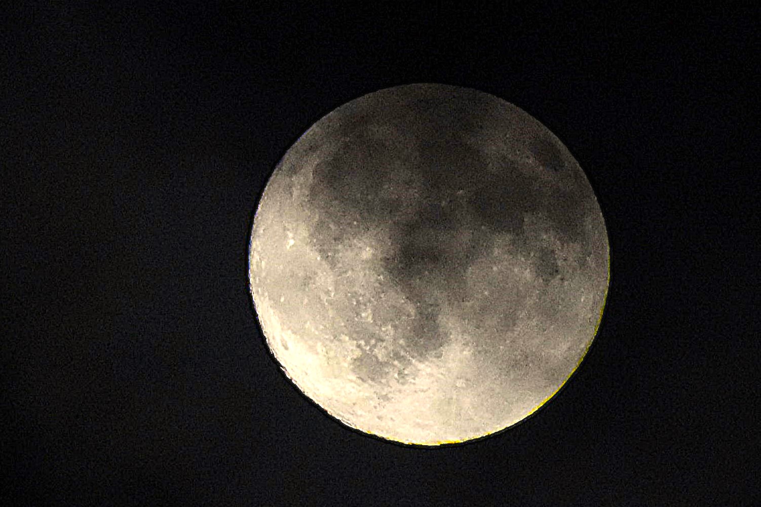 十五夜の月（10月6日19時33分）