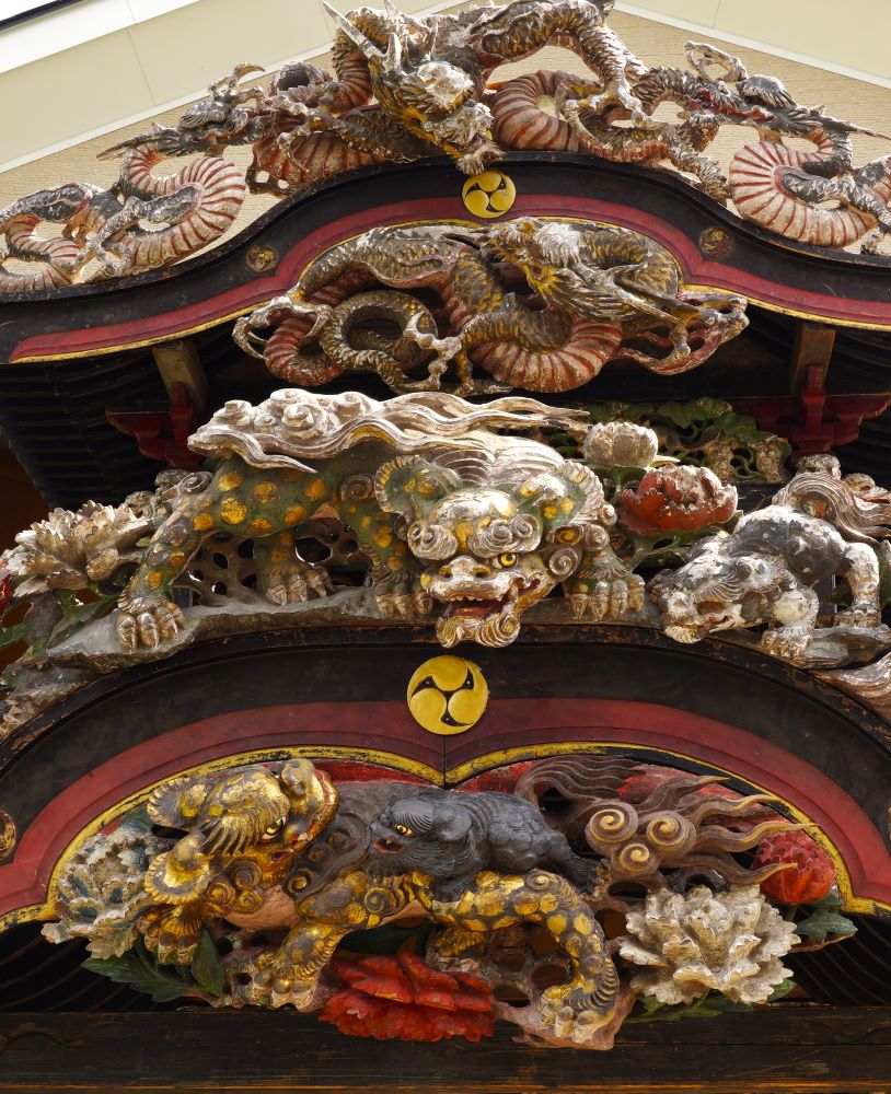 向かい合う獅子と獅子、龍と龍。