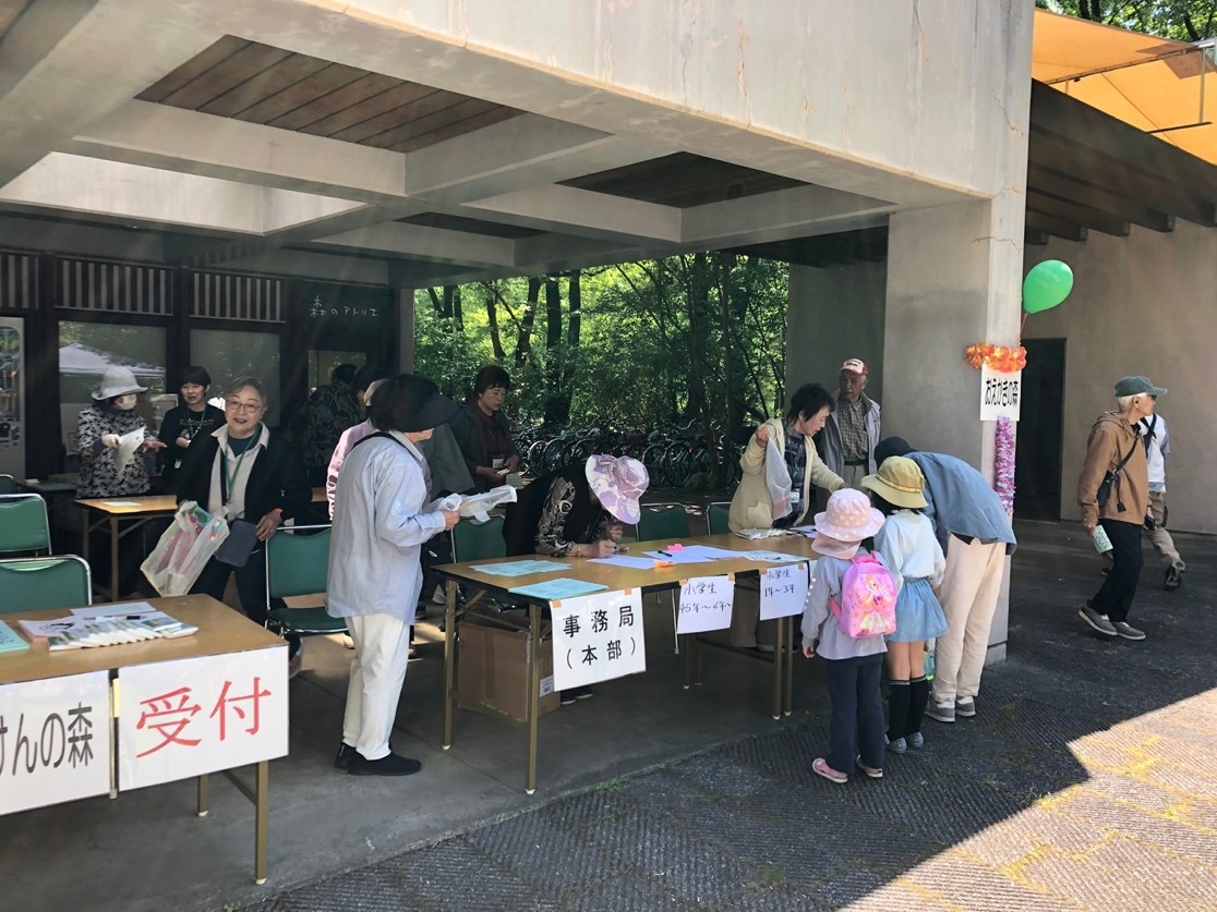 事務局では「おえかきセット」の配布もしていました