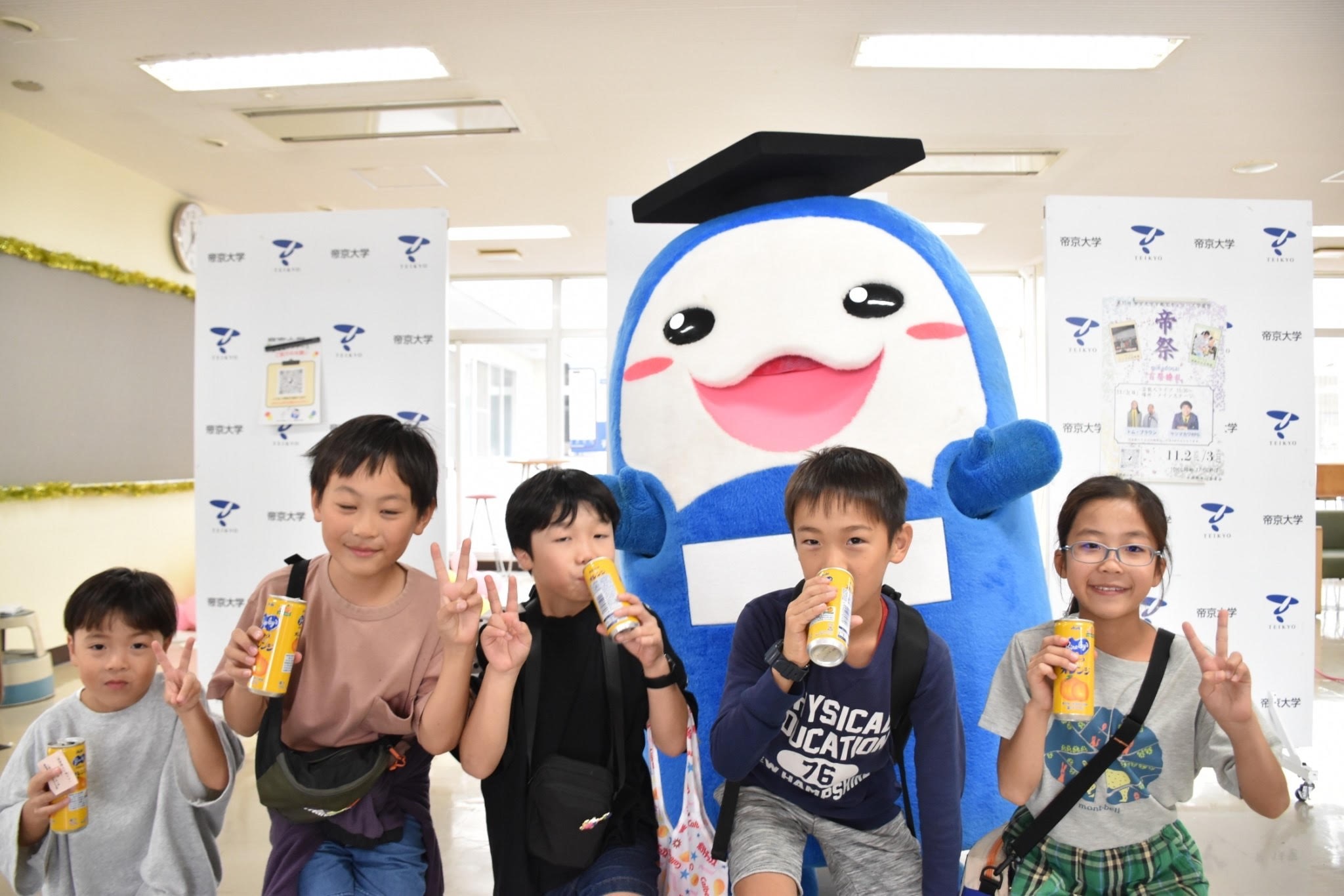 宇都宮キャンパスのマスコットキャラクター「うってぃ」との撮影会
