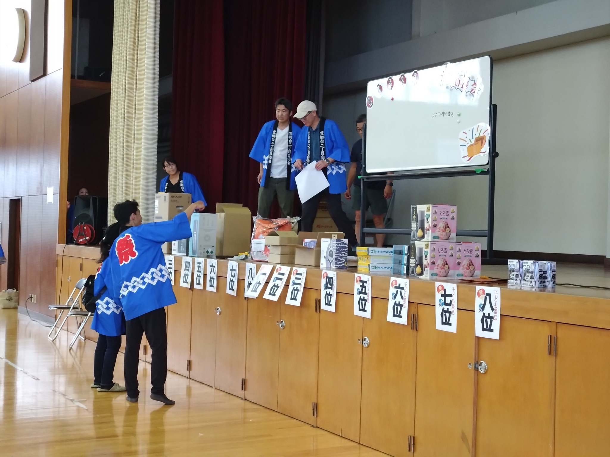 抽選会、豪華賞品がズラリ
