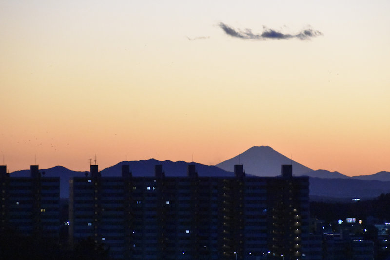 オレンジ色の空をバックに富士山のシルエット