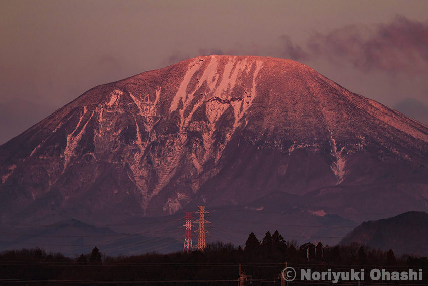 朝陽に染まる男体山（1月2日・岩曽町より）