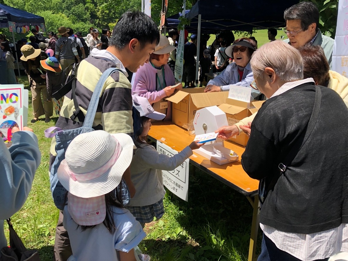 市政130周年記念グッズの配布、何をもらえるのかはガラガラを回してのお楽しみ