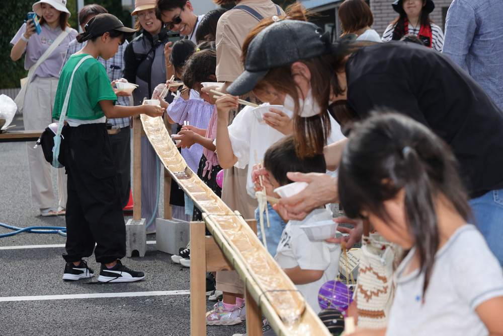 お祭りの最後は　流しそうめん