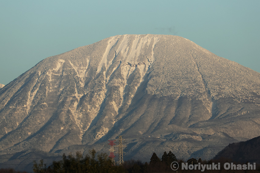 春だというのに真っ白に雪化粧した男体山（3月27日・岩曽町で撮影）