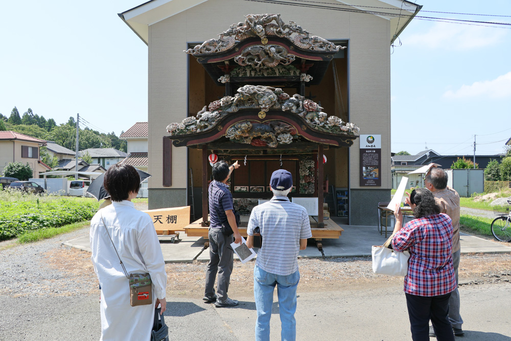 郷土史家　井上さんによる天棚の解説風景