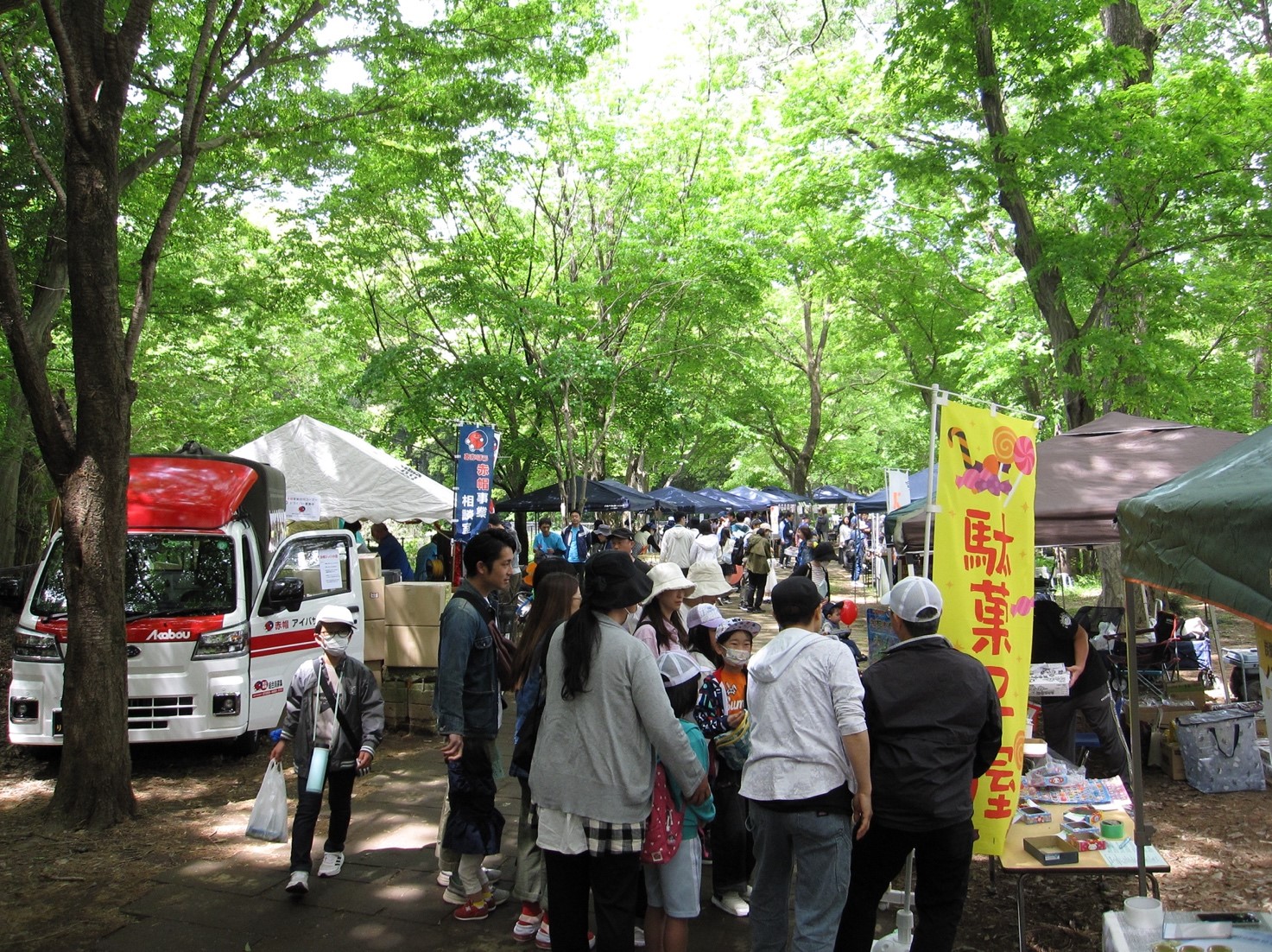 緑陰の中の模擬店通り（ぱくぱく・ごっくんの森）