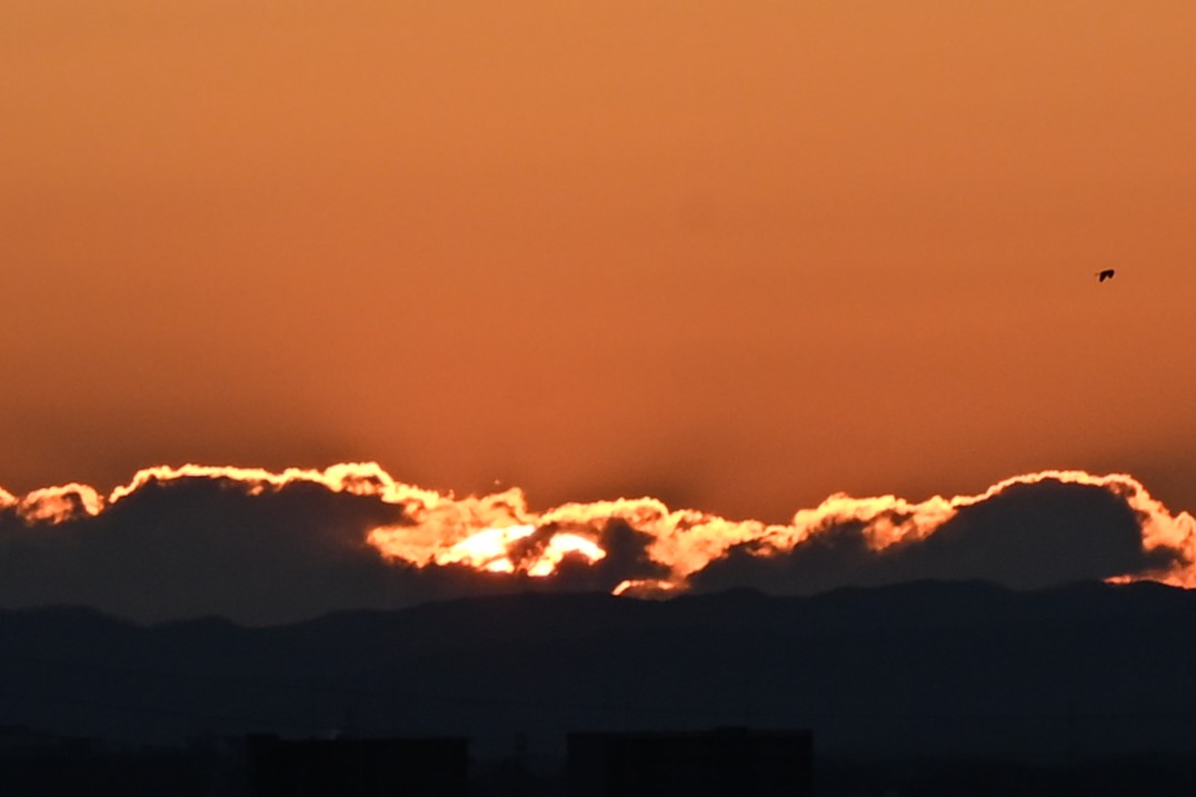 波打つ雲間から新年の光