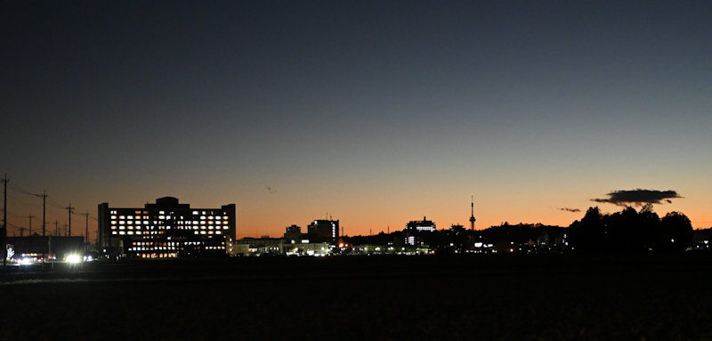 夕暮れの済生会宇都宮病院　遠くに宇都宮タワー