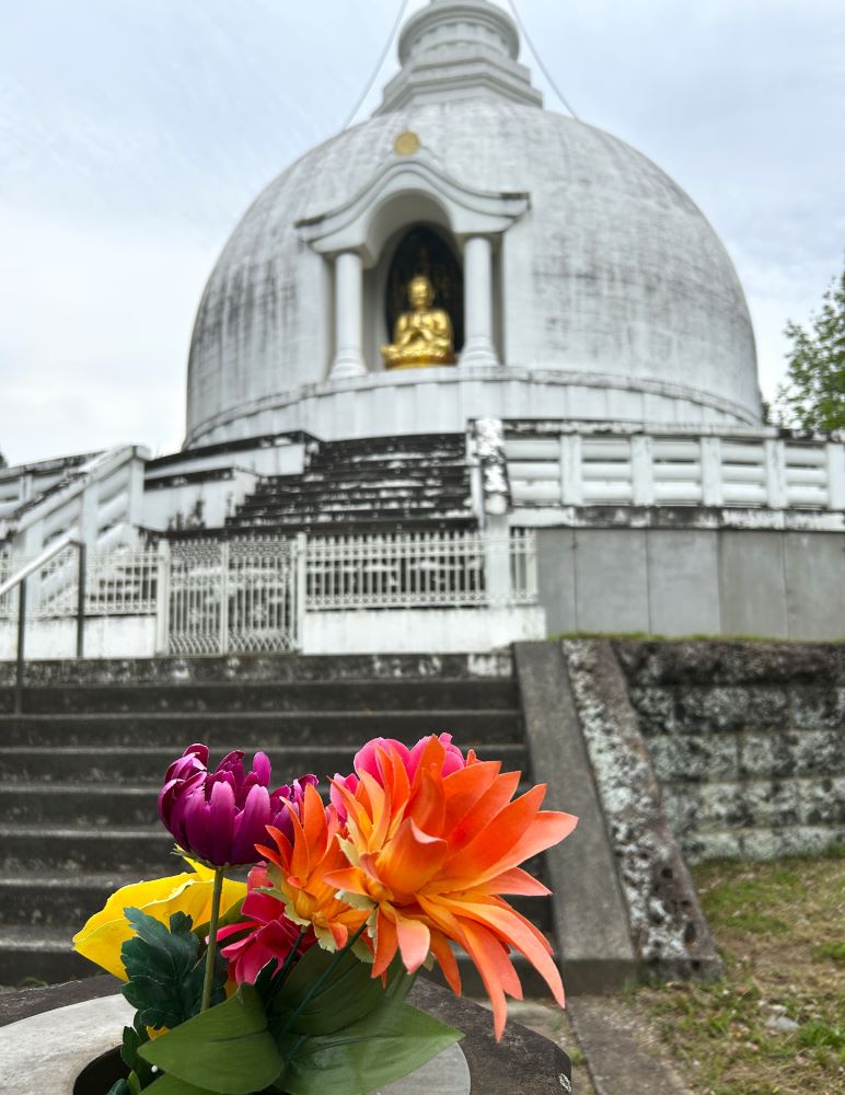 仏舎利塔とお供えの花。インパクトあります。