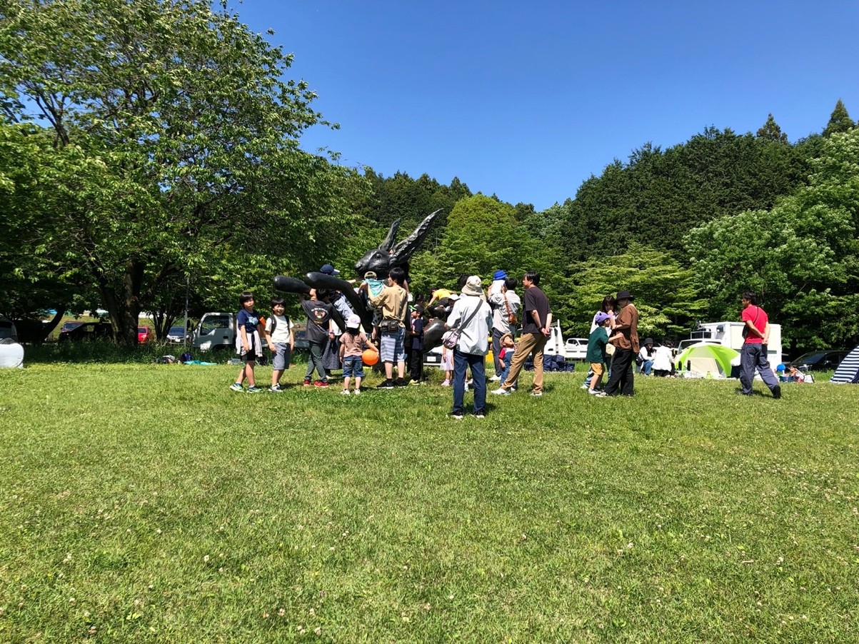 大きな「ウサギの彫刻」の上に乗るのも大人気でした