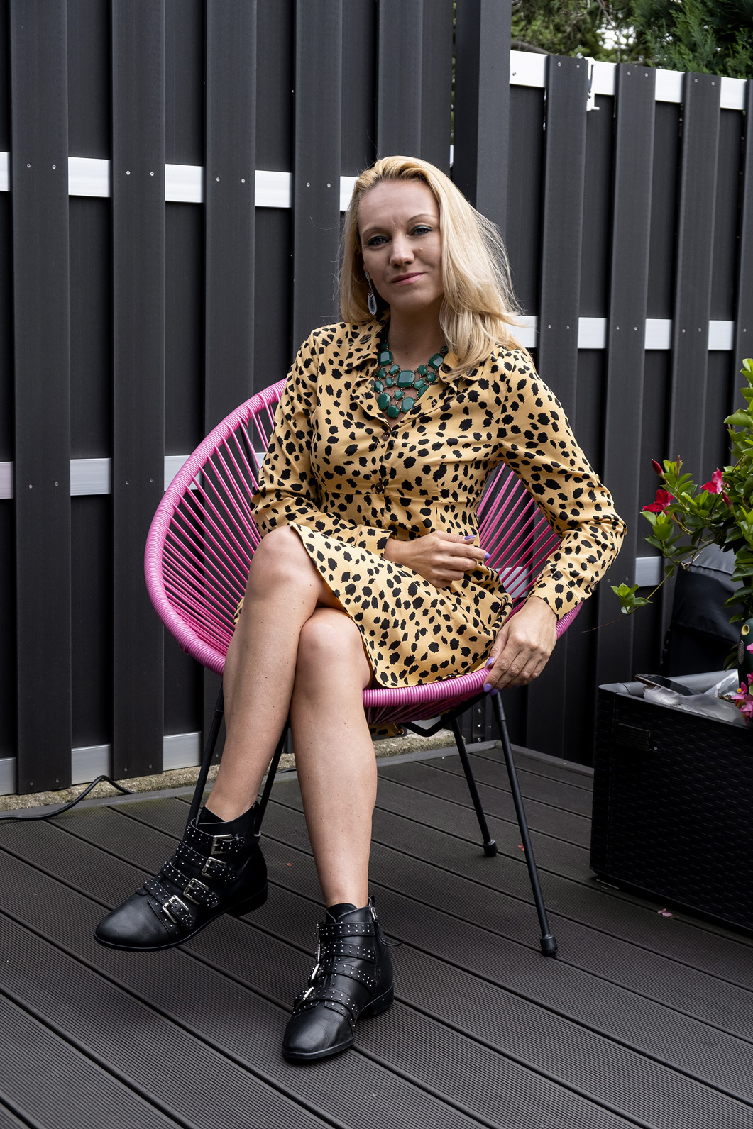 Skaterkleid im wilden Animal Look Für Dress Lover wie Bloggerin Franny Fine kann es im Herbst nicht besser laufen: Nicht zu warm, nicht zu kalt - genau richtig, um all den hippen Kleider Trends gerecht zu werden. Mit dem Skaterkleid von Wednesday Girl können zumindest auch im Herbst noch modische Akzente gesetzt werden | Hot Port Life & Style | 30+ Style Blog