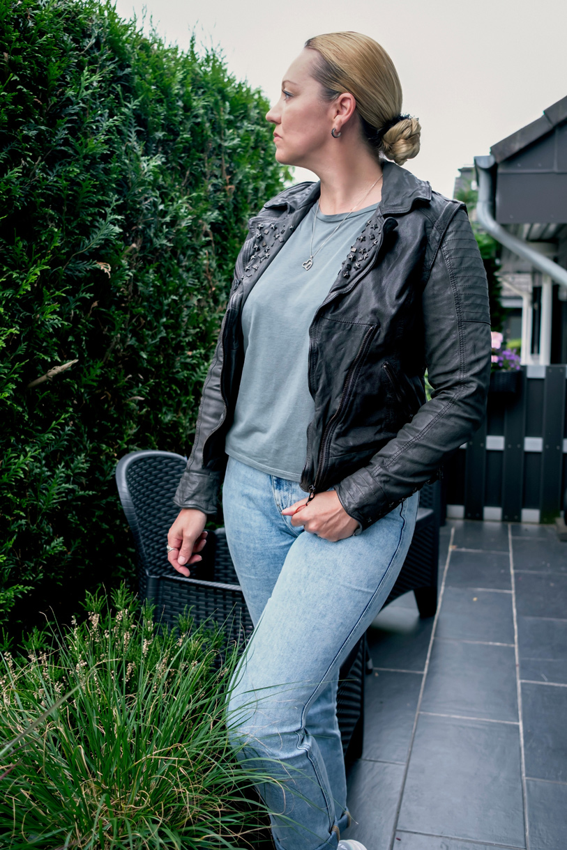Maze Lederjacke: Viel zu klein für Größe 38 Die deutsche Modemarke Maze ist eigentlich für Coolness & seine unwillkürliche Rock Attitüde bekannt. Seitdem die Lederjacken jedoch unverhältnismäßig seltsame Größen annehmen, ist Schluss mit dem Trendlabel | Hot Port Life & Style Blog