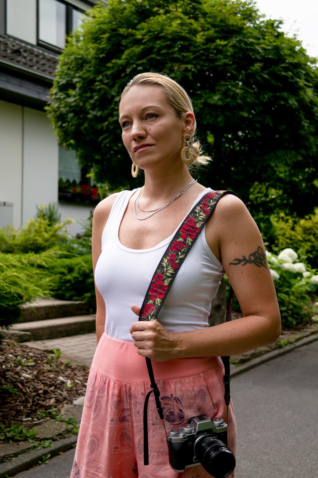Franny mit stylishem Gitarrengurt an der Cam Wer den Finger ständig am Abzug haben und seine Kamera sicher wissen möchte, kommt um einen Kameragurt nicht herum. Doch wie gut sind Kameragurte tatsächlich? Guitar Straps von Art Tribute sehen nicht nur stylish aus, sondern schützen die Kamera und den Träger | Hot Port Life & Style | Lifestyle Blog