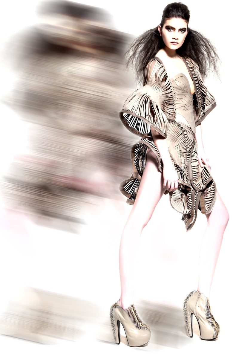 Iris Van Herpen Space Attack | Freaky Fashion Week Style der Superlative | Hot Port Life & Style | 30+ Style Blog