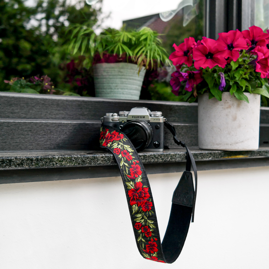 Art Tribute Gitarrengurt: Perfekt für hochwertige Kameras Wer den Finger ständig am Abzug haben und seine Kamera sicher wissen möchte, kommt um einen Kameragurt nicht herum. Doch wie gut sind Kameragurte tatsächlich? Guitar Straps von Art Tribute sehen nicht nur stylish aus, sondern schützen die Kamera und den Träger | Hot Port Life & Style | Lifestyle Blog