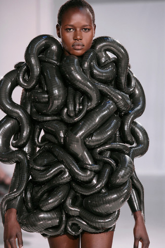 Iris Van Herpen Space Attack | Freaky Fashion Week Style der Superlative | Hot Port Life & Style | 30+ Style Blog