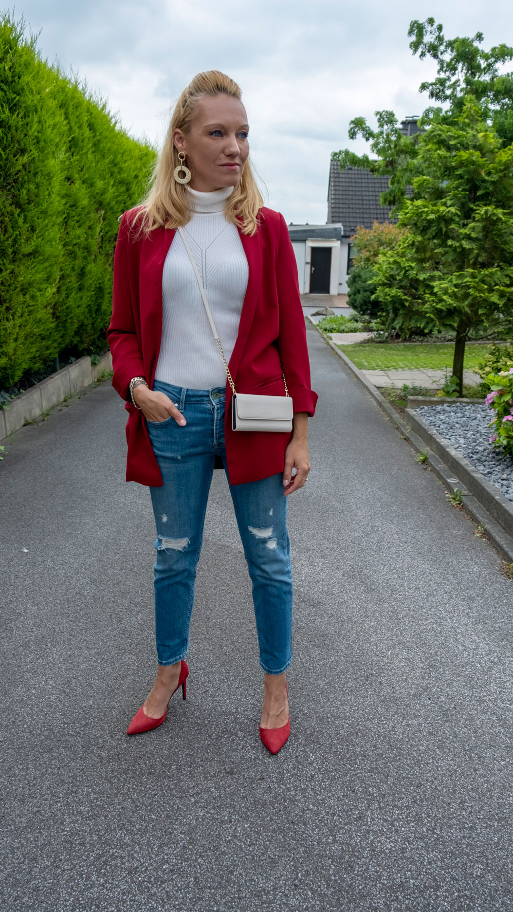 Das Umhängecover in Reptiloptik zum Jeans Outfit Wir alle lieben Mode: Dass ein Outfit allerdings bis ins kleinste Detail geplant sein sollte, steht vollkommen außer Frage! Für den letzten Schliff empfehlen sich in aller Regel Accessoires, die den Look optisch perfekt aufwerten, weshalb ich Euch heute mein persönliches Must Have vorstellen möchte. Die Snake Phone Clutch von Selencia. Ein Umhängecover zum Schockverlieben | Hot Port Life & Style | Mode & Lifestyle Blog aus Deutschland