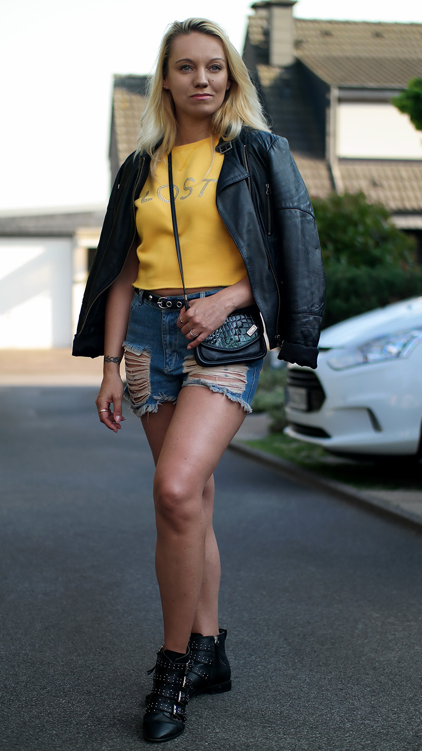 Summer Rock Chick | WRSTBHVR Destroyed Denim Shorts, WRSTBHVR LOST Shirt & Rebecca Minkoff Boots X Lederjacke | hot-port.de | 30+ Style Blog