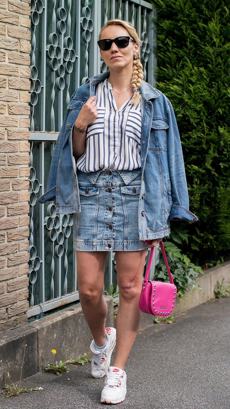 Denim on Denim ist definitiv der heißeste Shit für den Sommer! Keine andere Kombination sieht lässiger & cooler zugleich aus, wie Jacke & Rock aus derbem Jeansstoff. Als Eyecatcher eine freshe Moschino Umhängetasche dazu und perfekt ist das Sommeroutfit 2019 | Hot Port Life & Style | 30+ Style & Fashion Blog